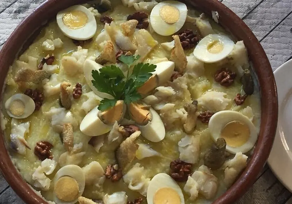 Bacalao con patatas y huevo de codorniz